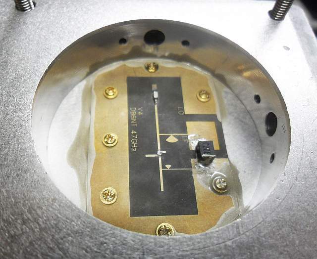 kp_unimos_el_pcb_a_la_base_con_pasta_conductiva.jpg